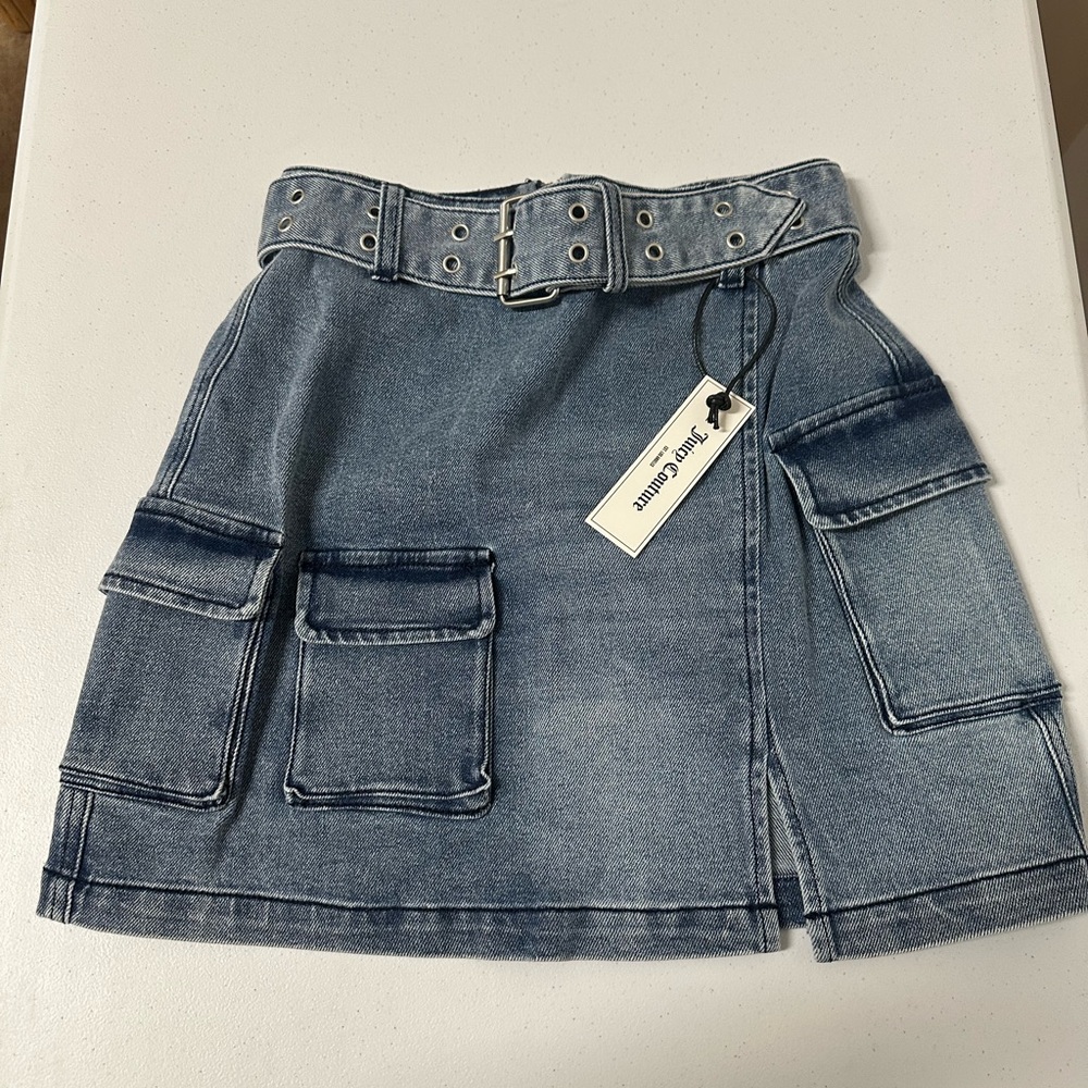 Juicy Couture Denim Medium Wash Cargo
Mini Skirt Size 32 NWT - Picture 2 of 9